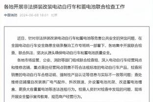 谁踢飞的谁捡？汤森一脚把球踢上卢顿球场场棚顶上，喜感十足